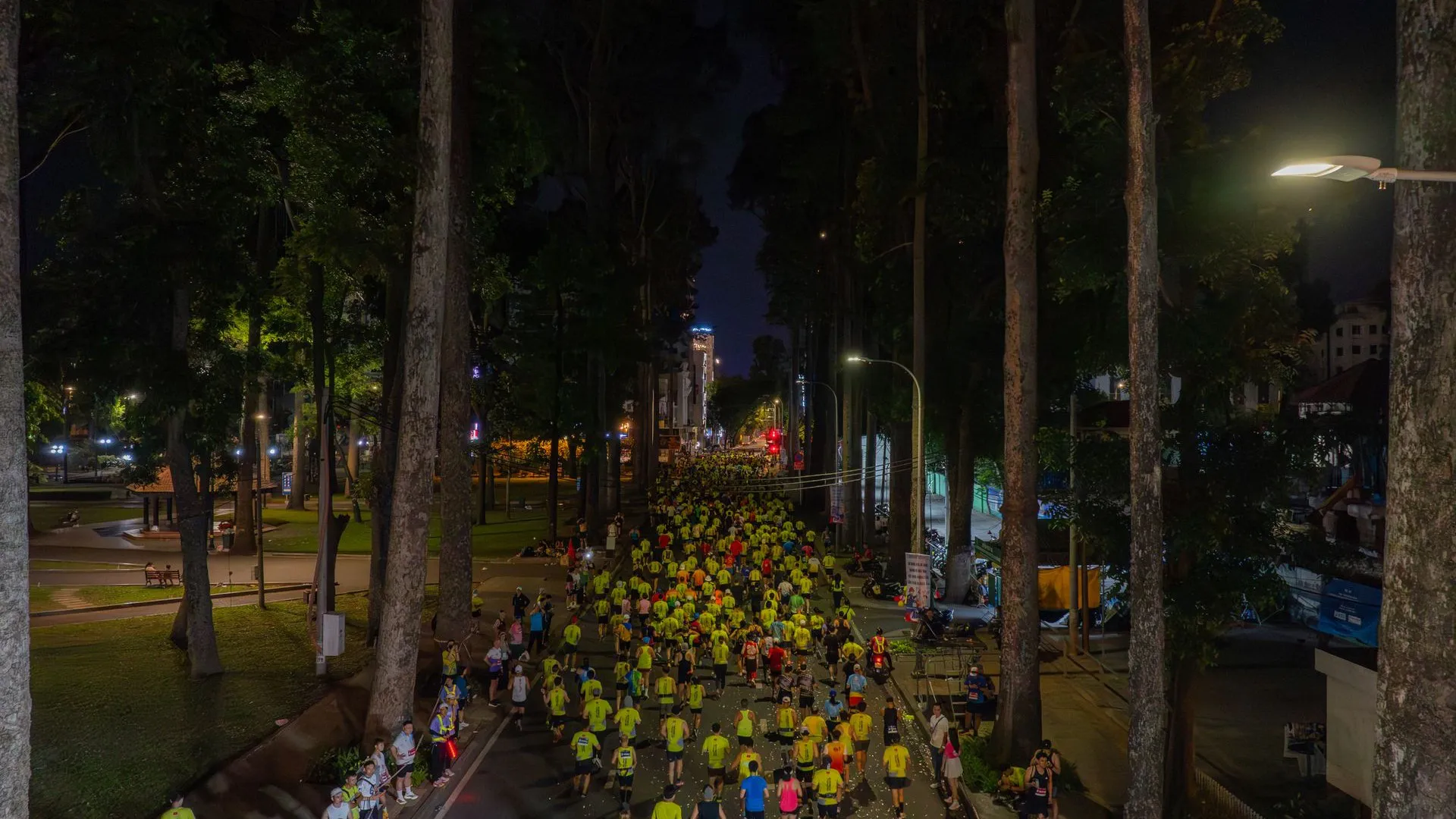 Corrida noturna em outubro: o que vestir e carregar para ser visto (sem comprar tênis novo)