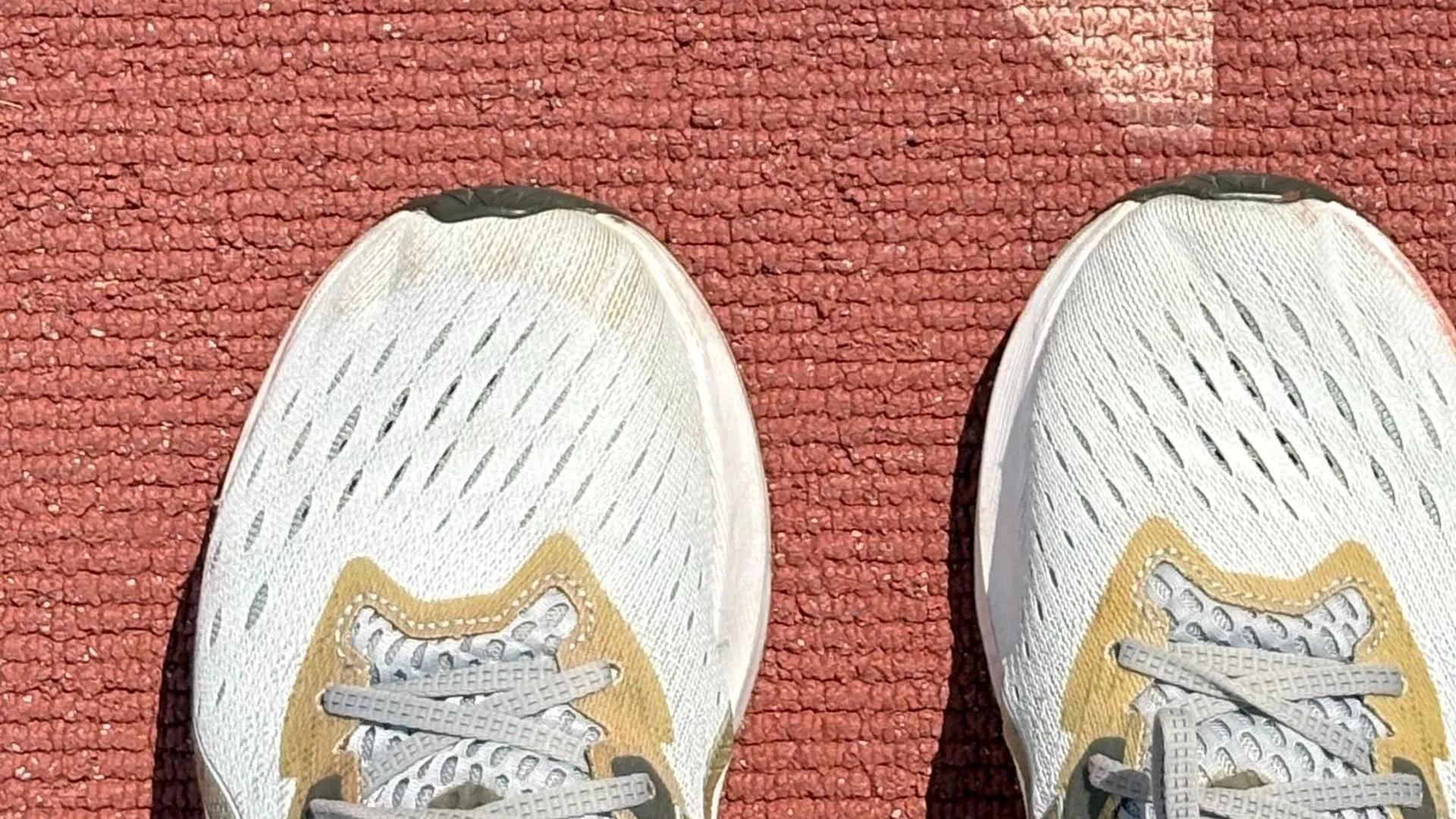Skechers estreia supertênis no Brasil e ASICS lança DynaBlast 6: os tênis de outubro, preço e pra quem fazem sentido