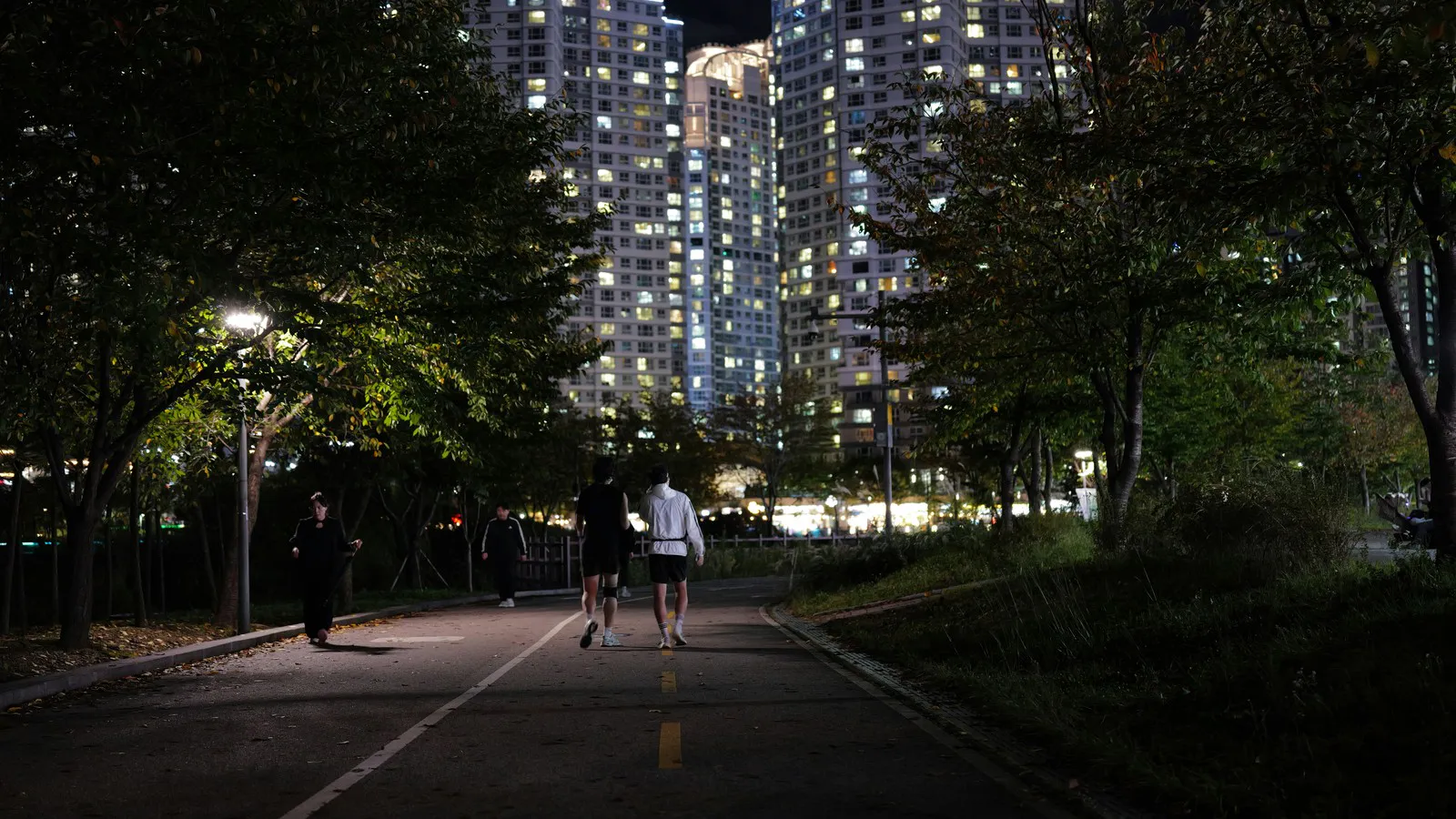 Prova noturna no sábado: o que fazer nos treinos de terça a sexta (e no sono) sem queimar a night run