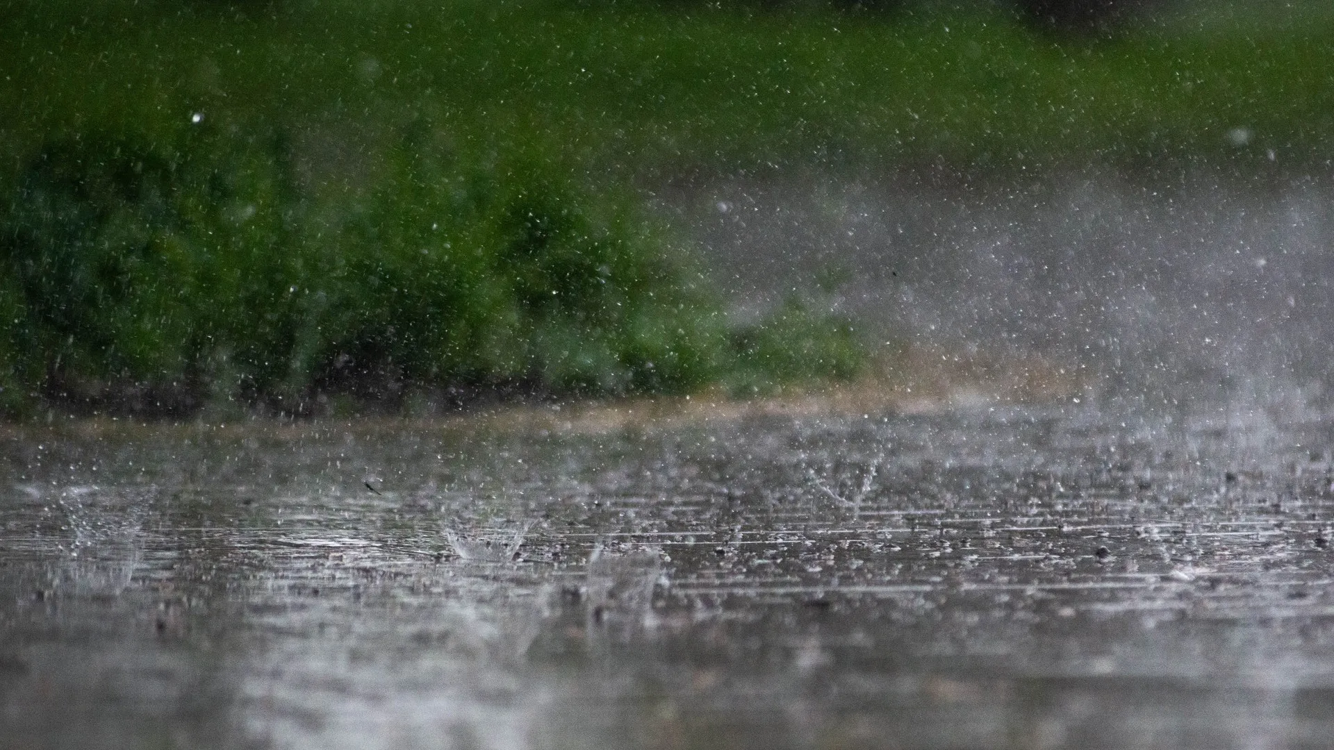 Frente fria e chuva no domingo: o que vestir para correr e quando não sair