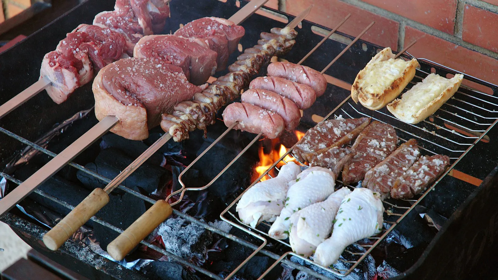 Churrasco, cerveja e estrada no feriadão de Finados: como comer e beber sem estragar o longão